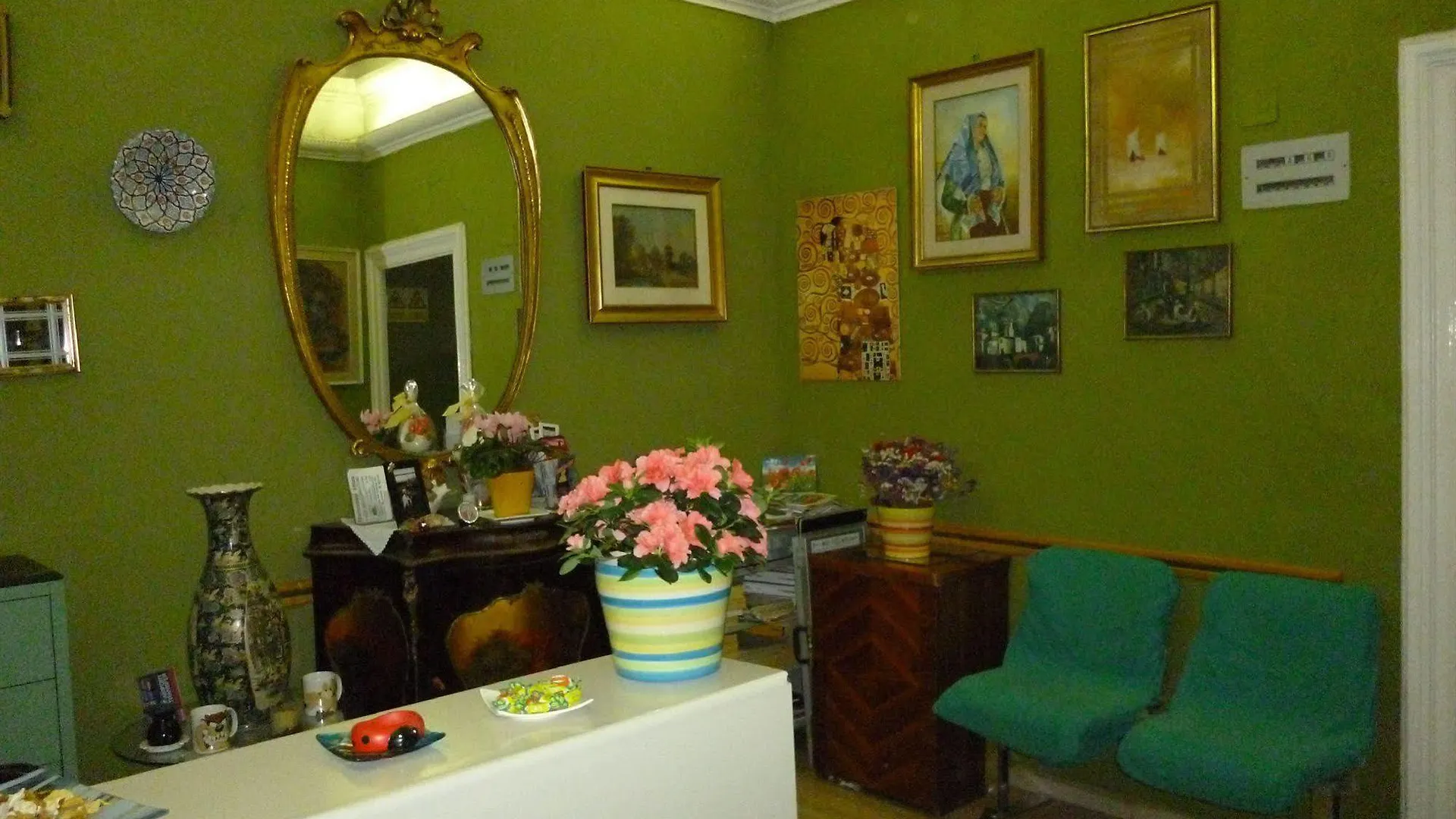 Hotel Giamaica For Girls & Ladies Only Rome Italy